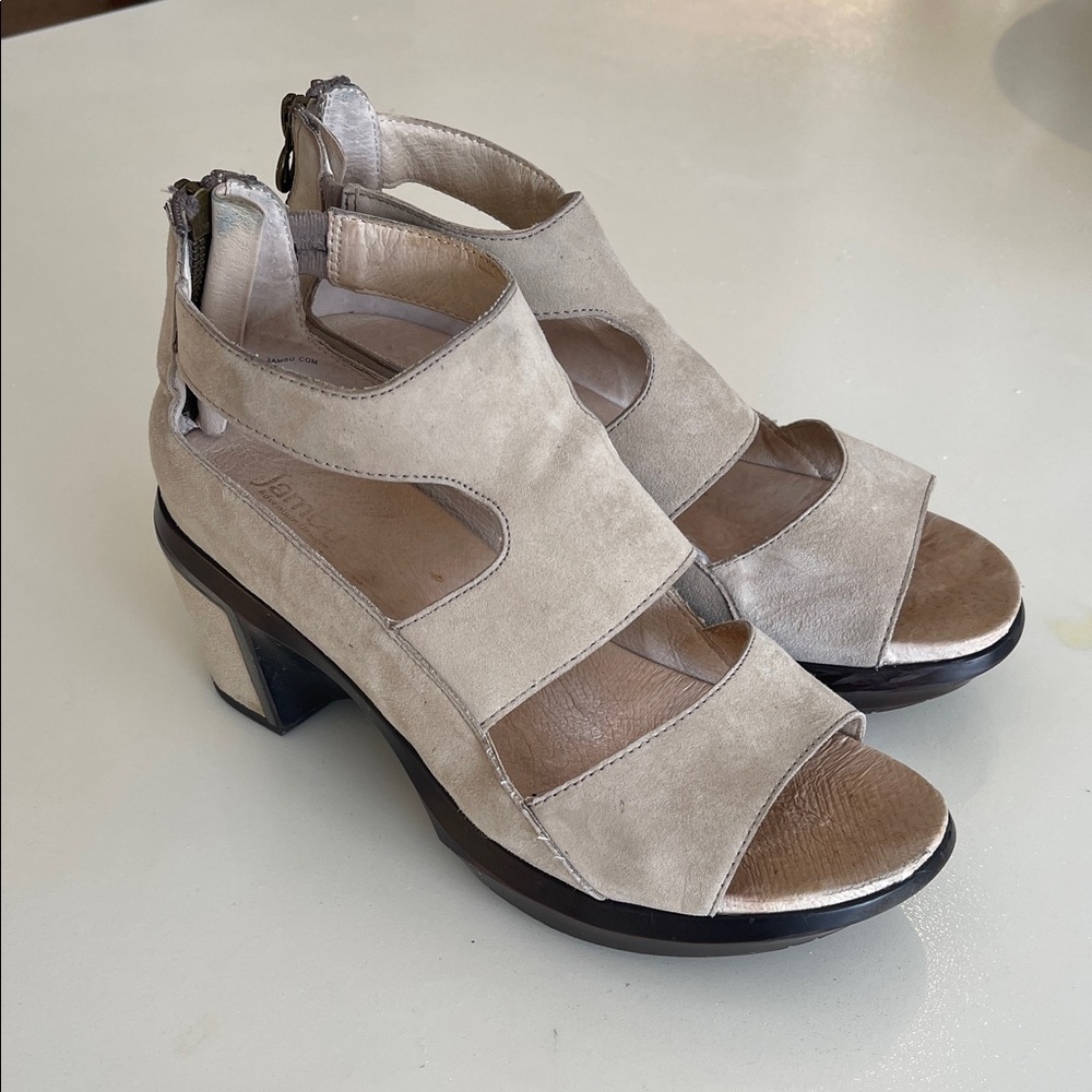 Jambu Rio beige sandals size 8M